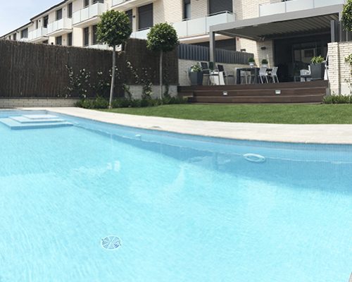 #ProyectosDestacados | Reforma de jardín con instalación de césped artificial, pérgola bioclimática y construcción de piscina