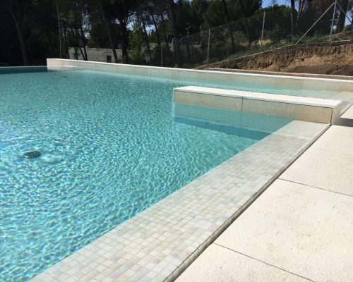 Ejemplos de piscinas blancas: Una opción luminosa y contemporánea para tu hogar