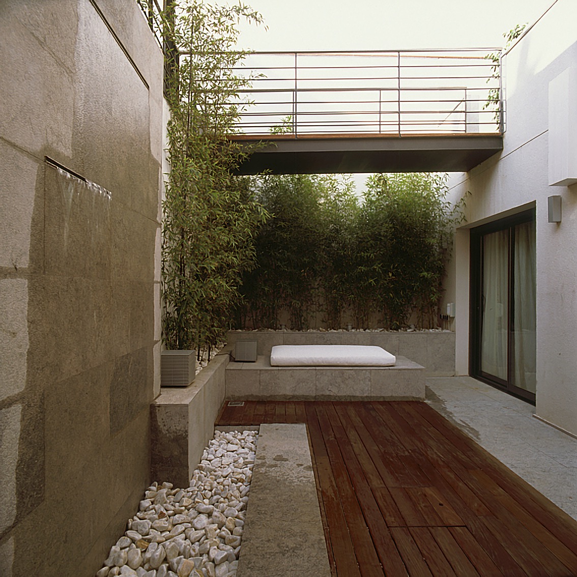 patio-con-fuente-y-terraza-jv2008-03
