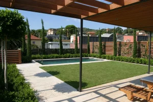 Jardín con piscina y porche: Tu oasis de relax en casa
