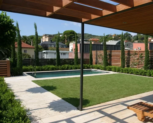 Jardín con piscina y porche: Tu oasis de relax en casa