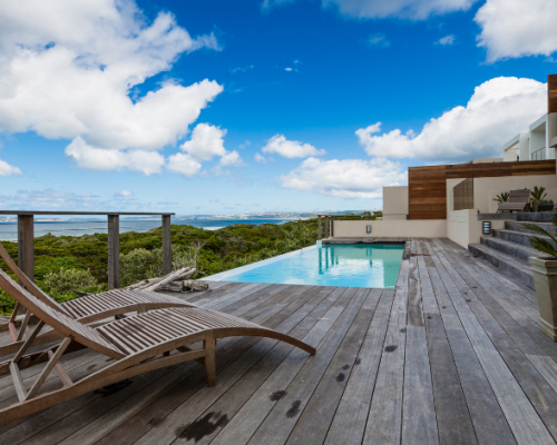 Tarimas para piscinas, ¿cuál es la mejor opción?