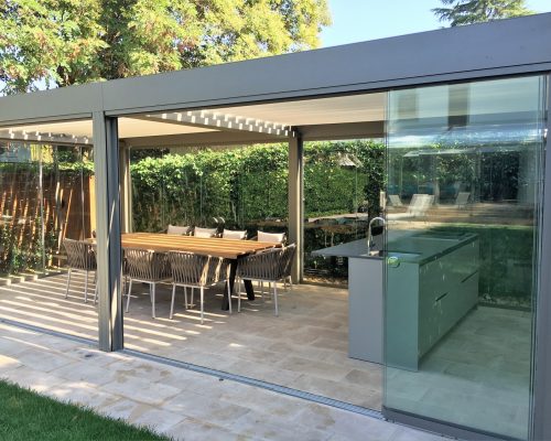 Elegancia y funcionalidad en el diseño de exteriores con toldos, velas y pérgolas