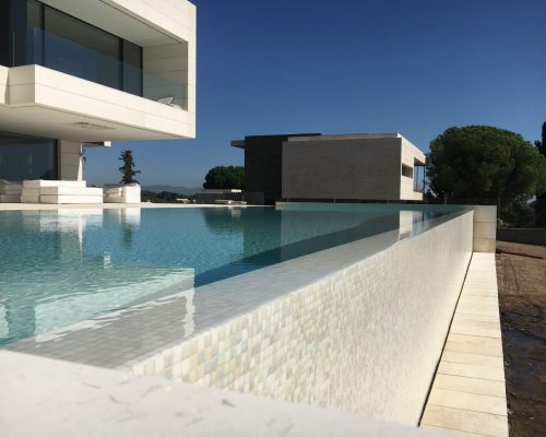 Ejemplos innovadores para la construcción de piscinas y jardines vanguardistas