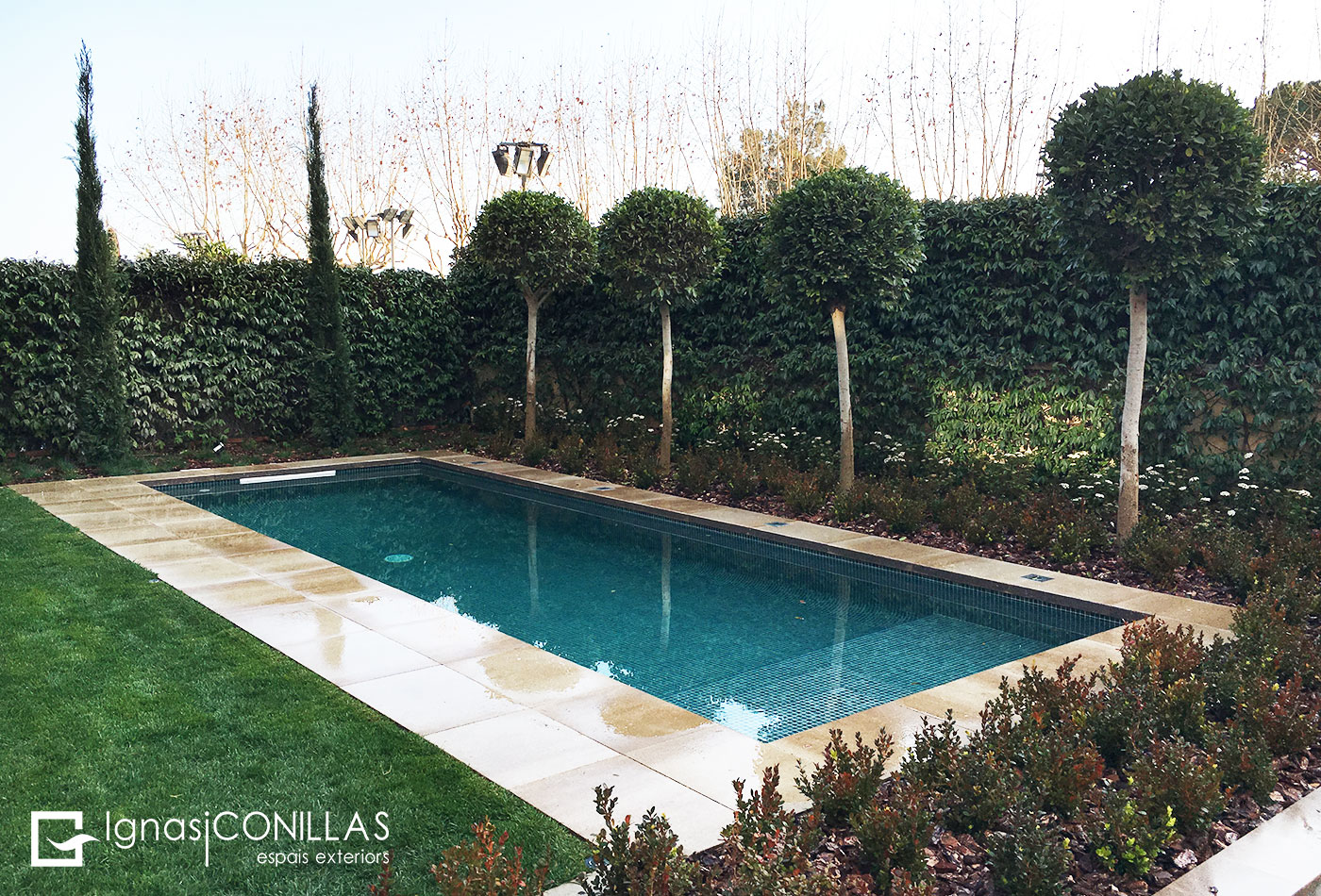 CONILLAS Jardin con piscina900x450a